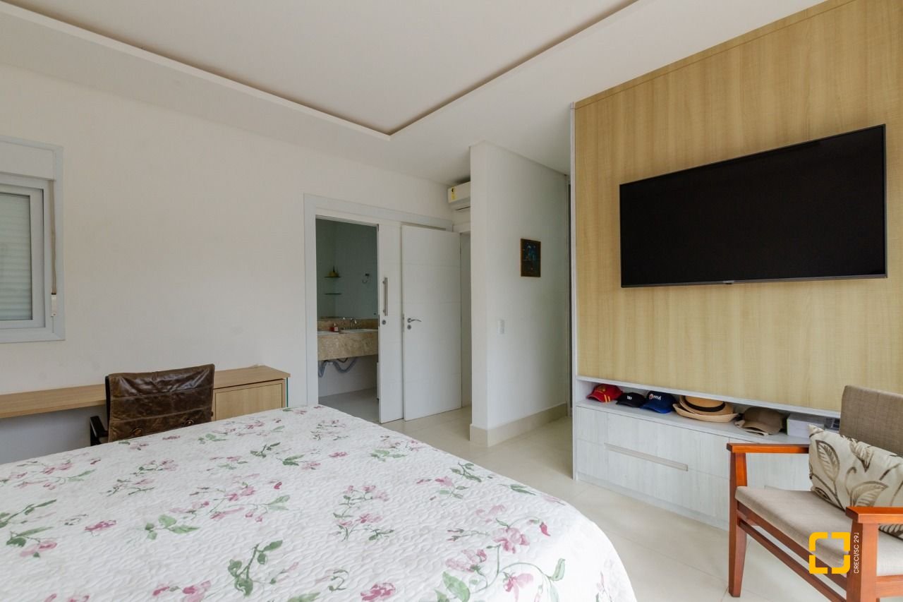 Casa com 393m², 9 quartos (sendo 4 suítes), 2 garagens, no bairro Jurerê Internacional em Florianópolis
