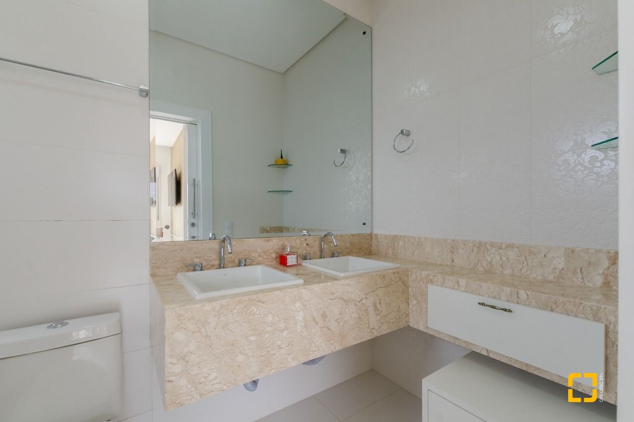 Casa com 393m², 9 quartos (sendo 4 suítes), 2 garagens, no bairro Jurerê Internacional em Florianópolis