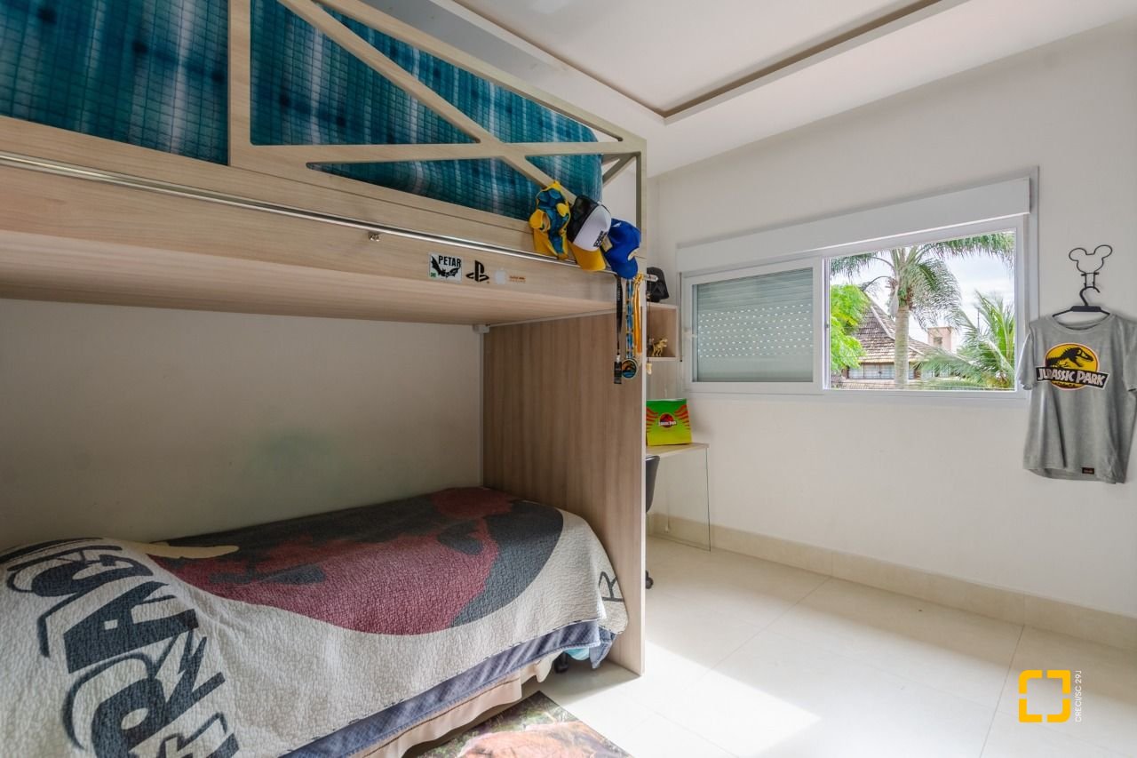 Casa com 393m², 9 quartos (sendo 4 suítes), 2 garagens, no bairro Jurerê Internacional em Florianópolis