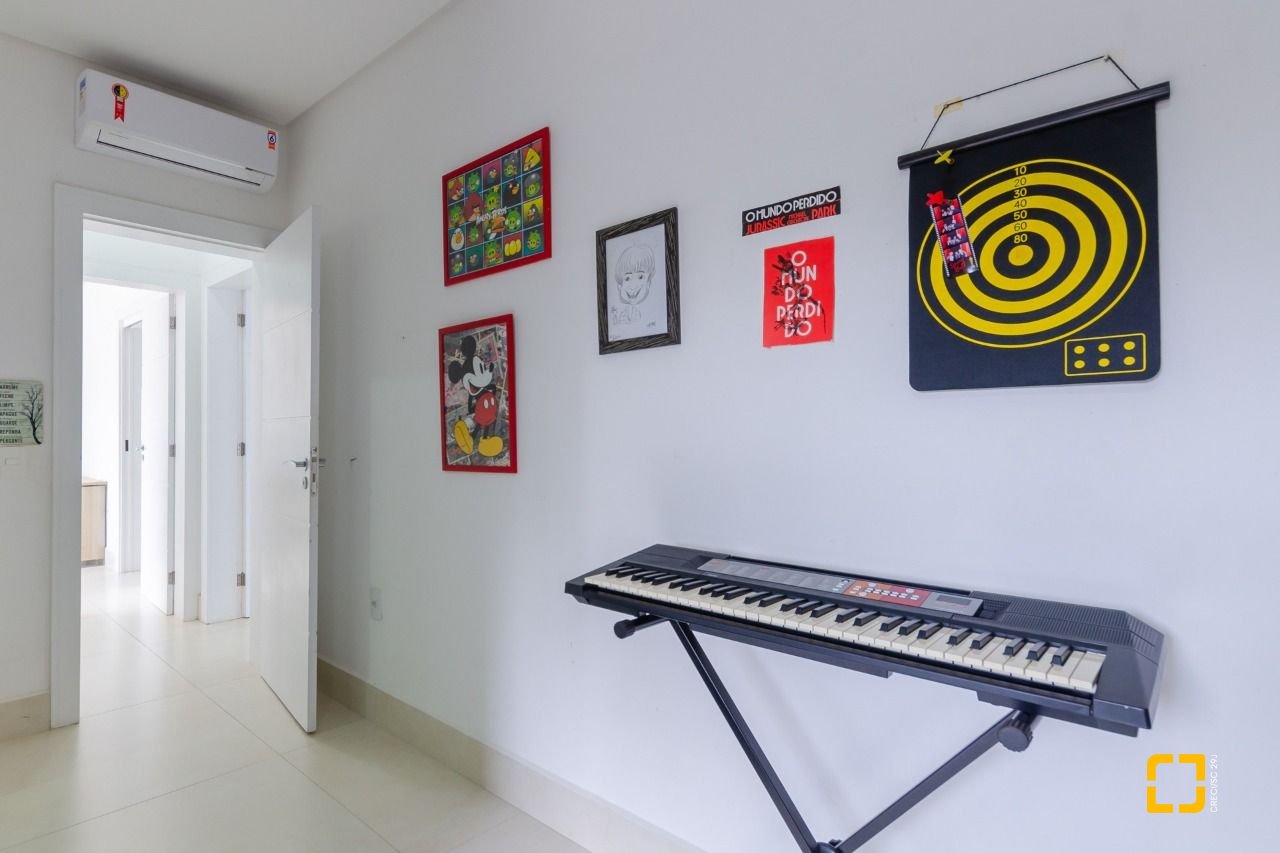 Casa com 393m², 9 quartos (sendo 4 suítes), 2 garagens, no bairro Jurerê Internacional em Florianópolis