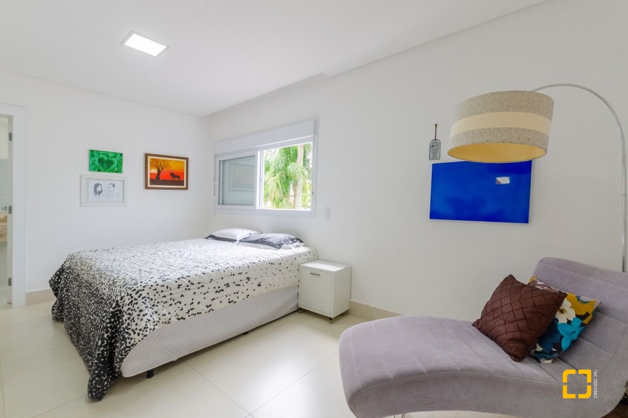 Casa com 393m², 9 quartos (sendo 4 suítes), 2 garagens, no bairro Jurerê Internacional em Florianópolis