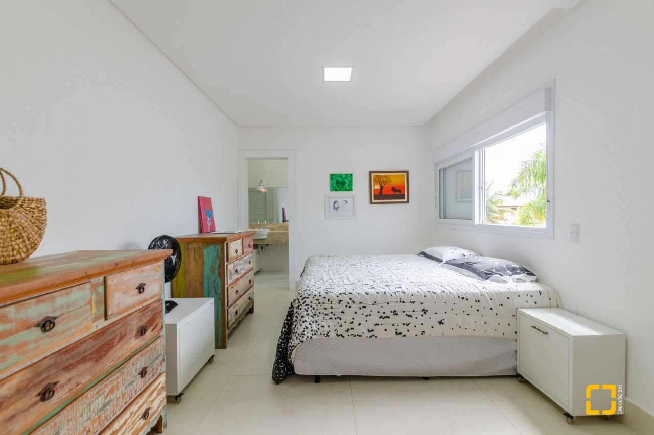 Casa com 393m², 9 quartos (sendo 4 suítes), 2 garagens, no bairro Jurerê Internacional em Florianópolis