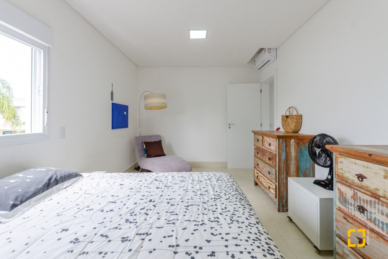 Casa com 393m², 9 quartos (sendo 4 suítes), 2 garagens, no bairro Jurerê Internacional em Florianópolis