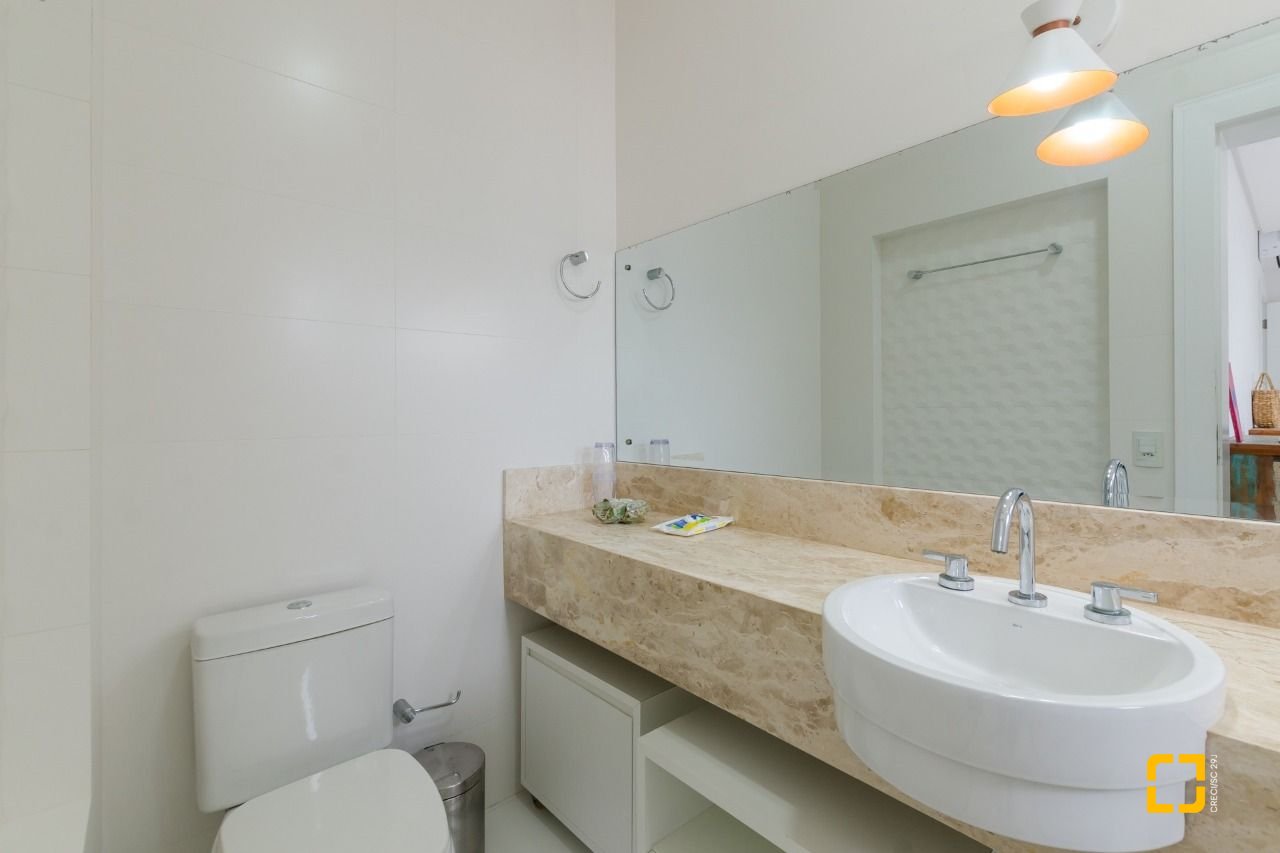 Casa com 393m², 9 quartos (sendo 4 suítes), 2 garagens, no bairro Jurerê Internacional em Florianópolis
