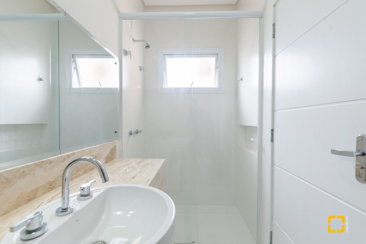 Casa com 393m², 9 quartos (sendo 4 suítes), 2 garagens, no bairro Jurerê Internacional em Florianópolis