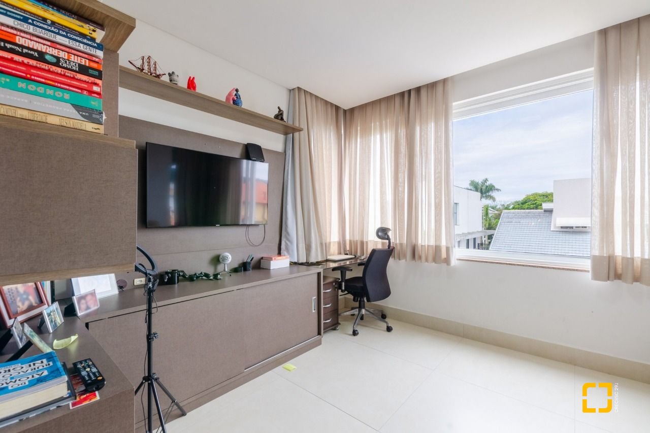 Casa com 393m², 9 quartos (sendo 4 suítes), 2 garagens, no bairro Jurerê Internacional em Florianópolis