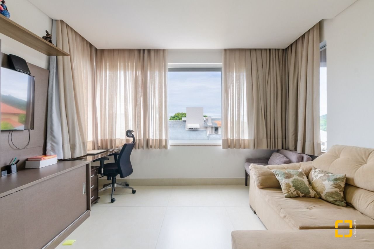 Casa com 393m², 9 quartos (sendo 4 suítes), 2 garagens, no bairro Jurerê Internacional em Florianópolis