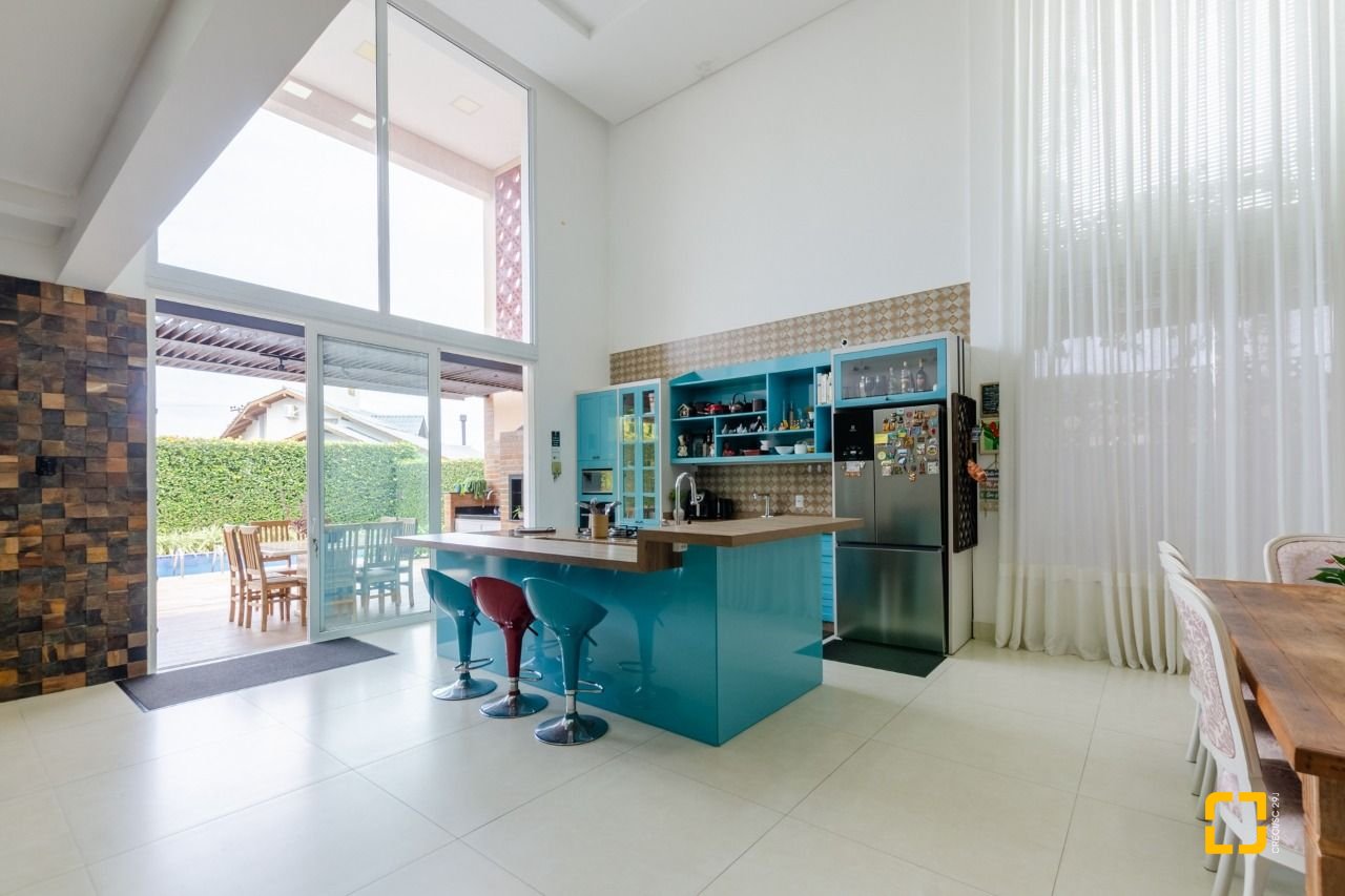 Casa com 393m², 9 quartos (sendo 4 suítes), 2 garagens, no bairro Jurerê Internacional em Florianópolis
