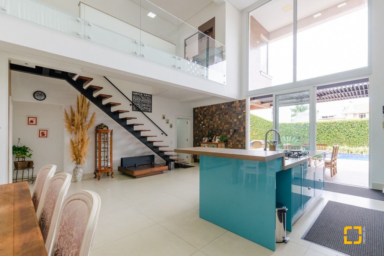 Casa com 393m², 9 quartos (sendo 4 suítes), 2 garagens, no bairro Jurerê Internacional em Florianópolis