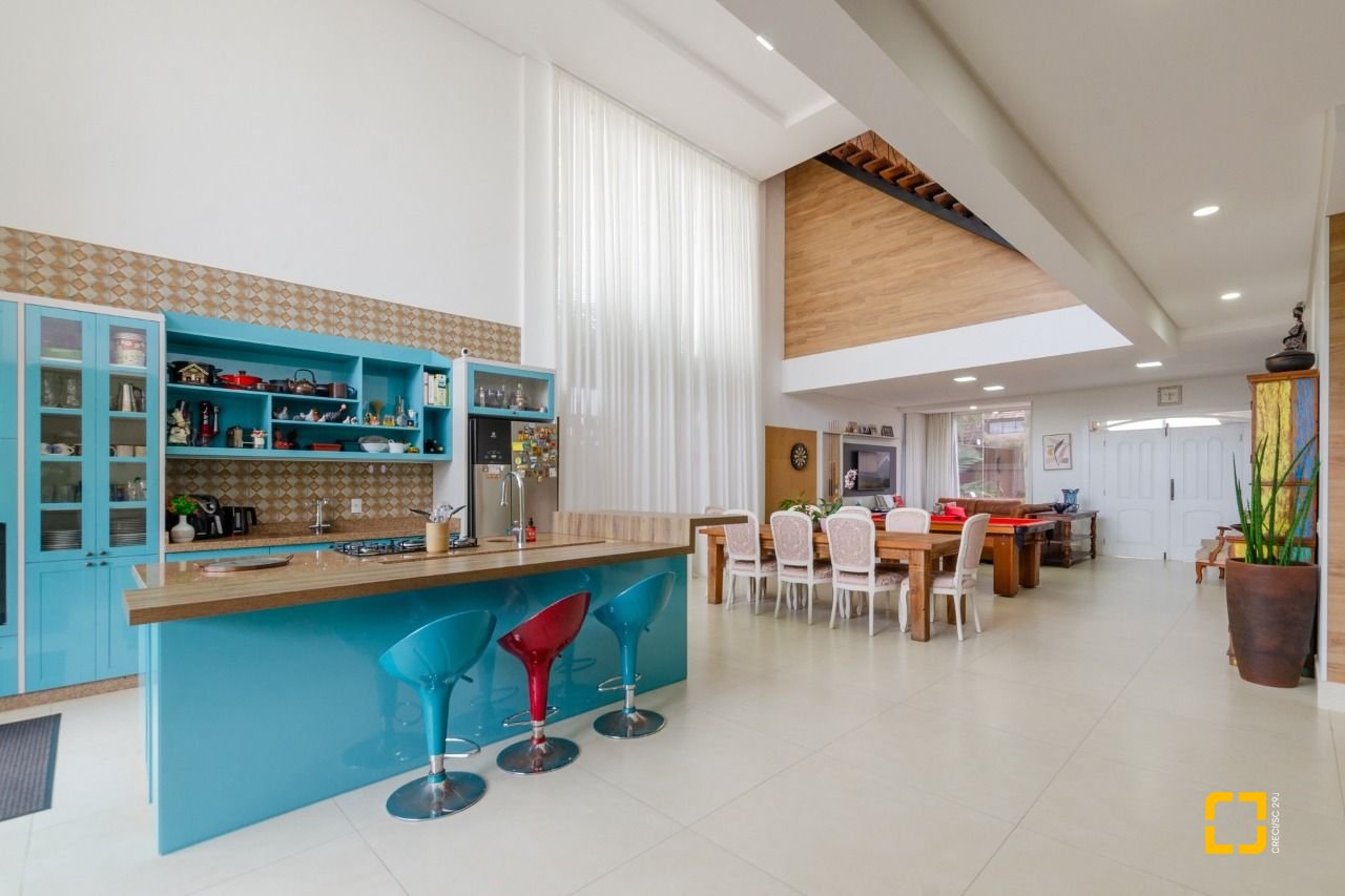 Casa com 393m², 9 quartos (sendo 4 suítes), 2 garagens, no bairro Jurerê Internacional em Florianópolis