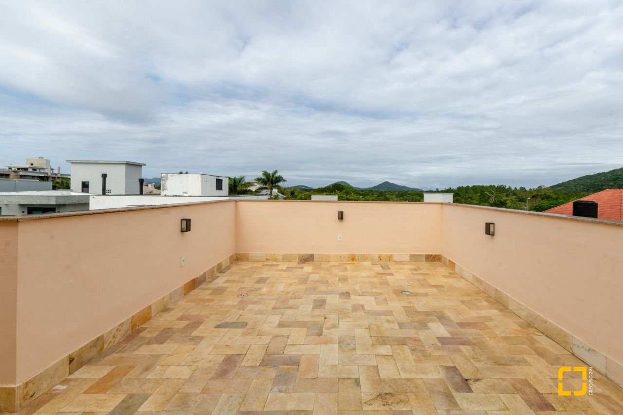 Casa com 393m², 9 quartos (sendo 4 suítes), 2 garagens, no bairro Jurerê Internacional em Florianópolis