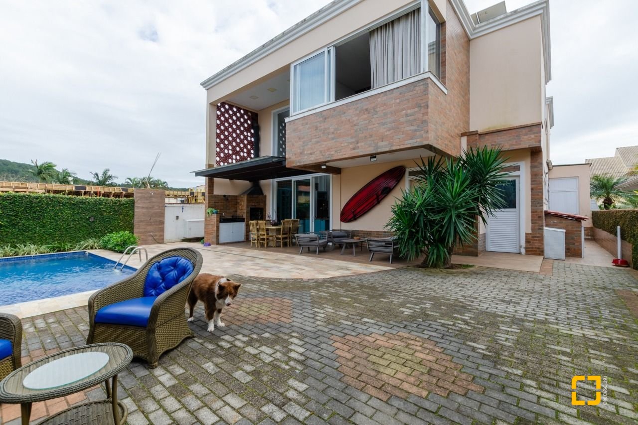 Casa com 393m², 9 quartos (sendo 4 suítes), 2 garagens, no bairro Jurerê Internacional em Florianópolis
