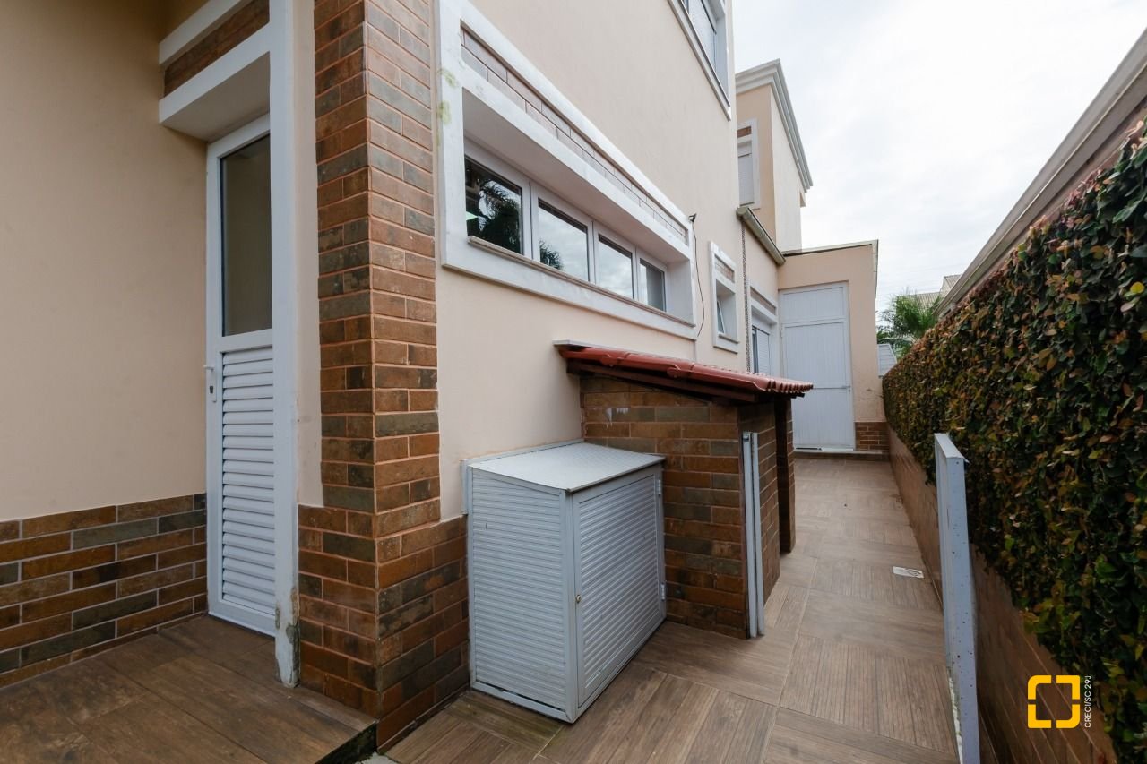 Casa com 393m², 9 quartos (sendo 4 suítes), 2 garagens, no bairro Jurerê Internacional em Florianópolis