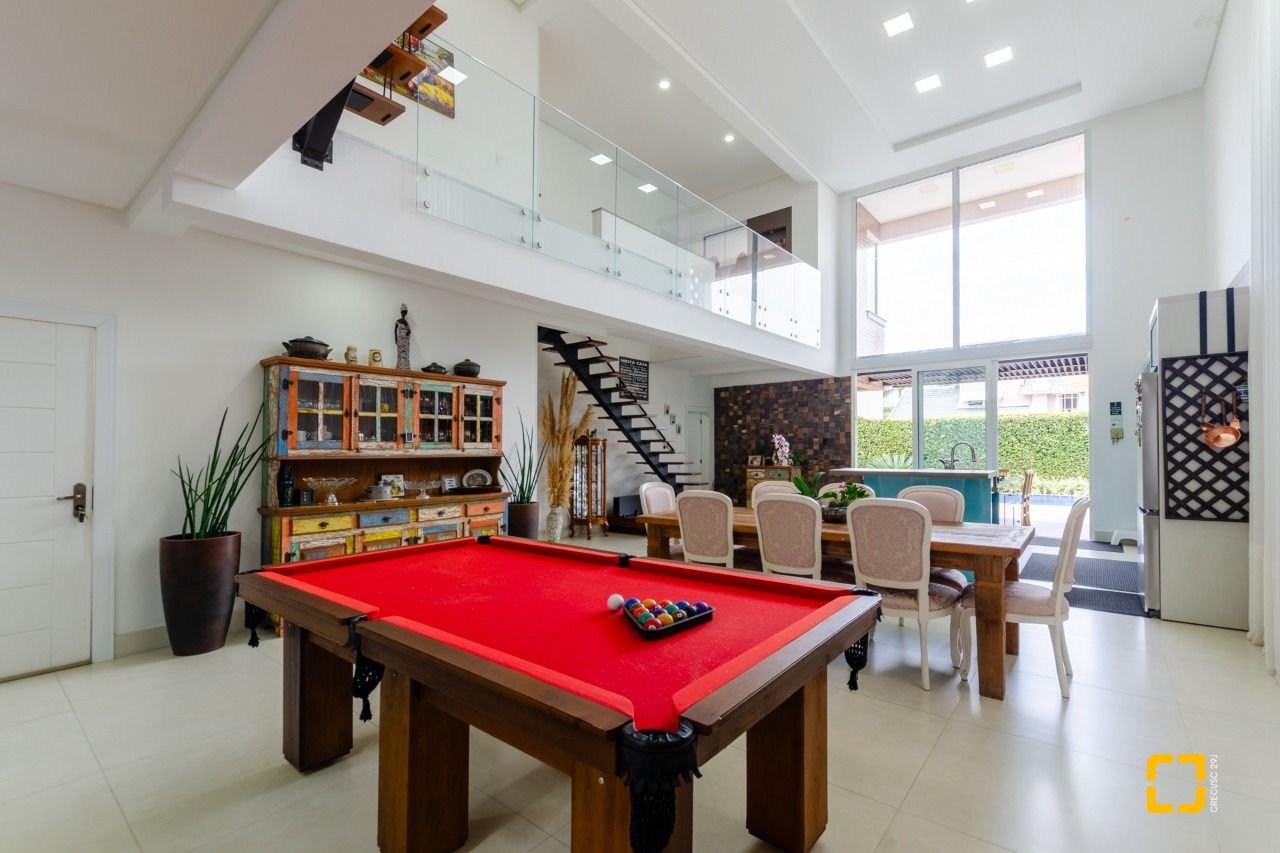 Casa com 393m², 9 quartos (sendo 4 suítes), 2 garagens, no bairro Jurerê Internacional em Florianópolis