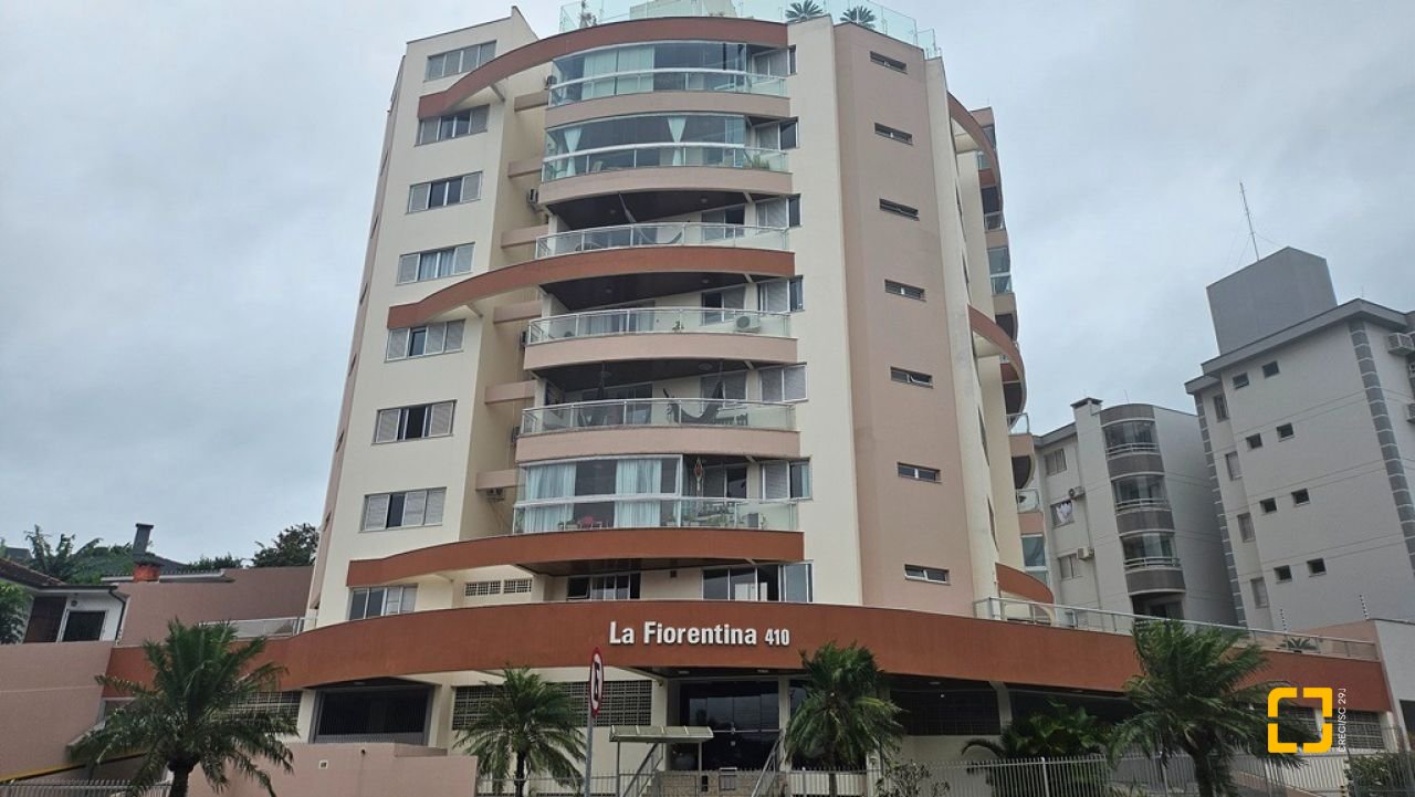 Apartamento com 114m², 4 quartos (sendo 1 suíte), 2 garagens, no bairro Coqueiros em Florianópolis