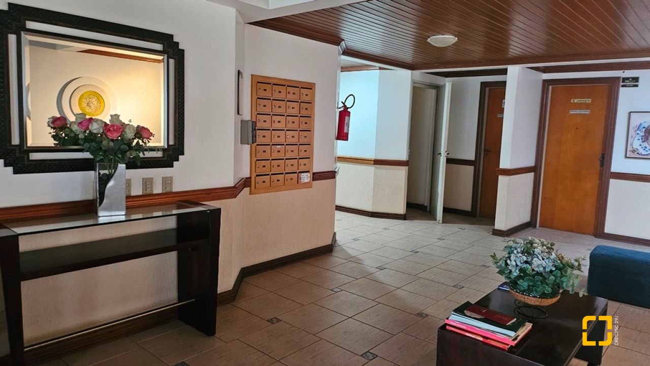 Apartamento com 114m², 4 quartos (sendo 1 suíte), 2 garagens, no bairro Coqueiros em Florianópolis