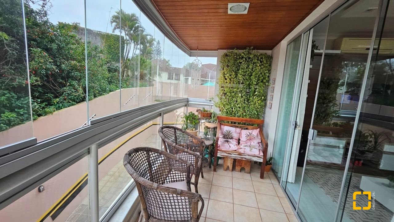 Apartamento com 114m², 4 quartos (sendo 1 suíte), 2 garagens, no bairro Coqueiros em Florianópolis