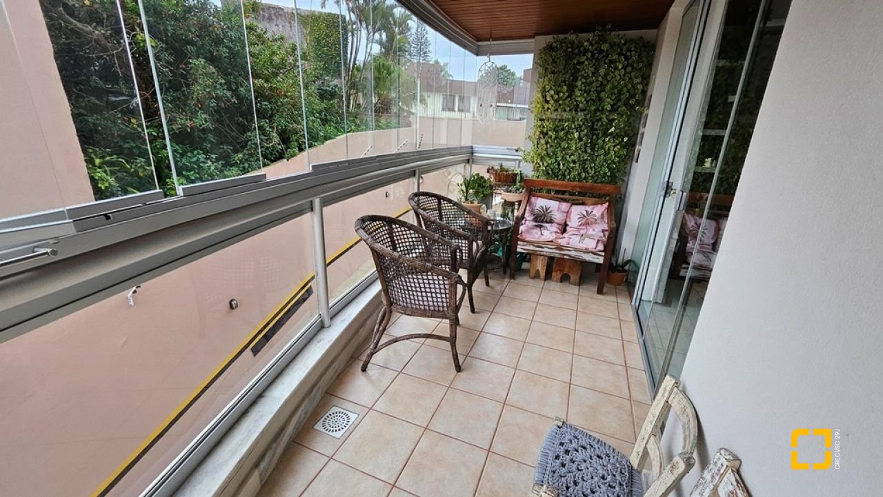 Apartamento com 114m², 4 quartos (sendo 1 suíte), 2 garagens, no bairro Coqueiros em Florianópolis