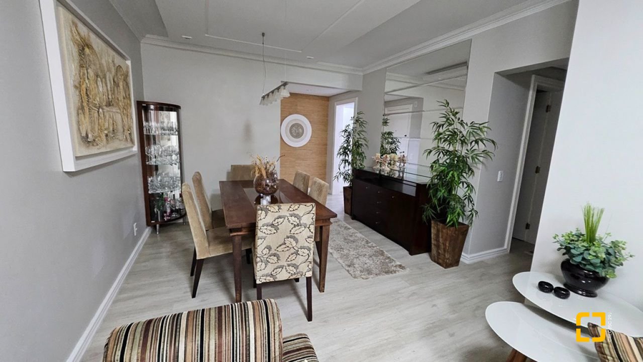 Apartamento com 114m², 4 quartos (sendo 1 suíte), 2 garagens, no bairro Coqueiros em Florianópolis