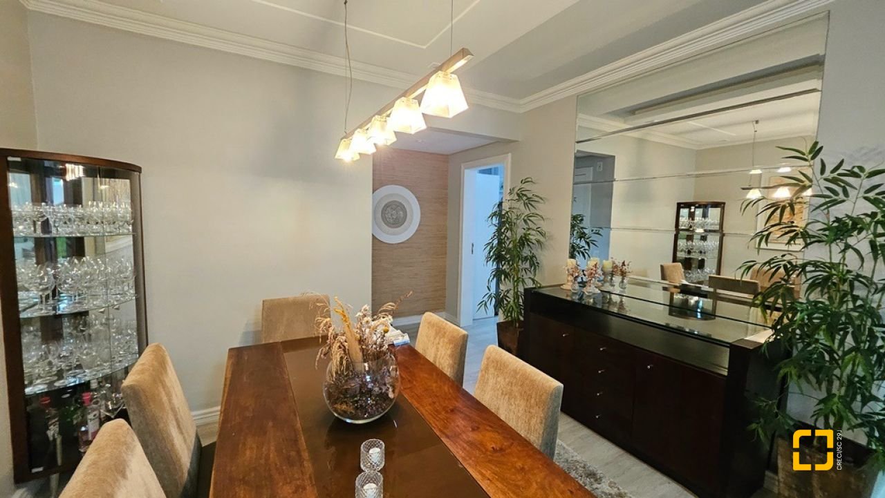 Apartamento com 114m², 4 quartos (sendo 1 suíte), 2 garagens, no bairro Coqueiros em Florianópolis