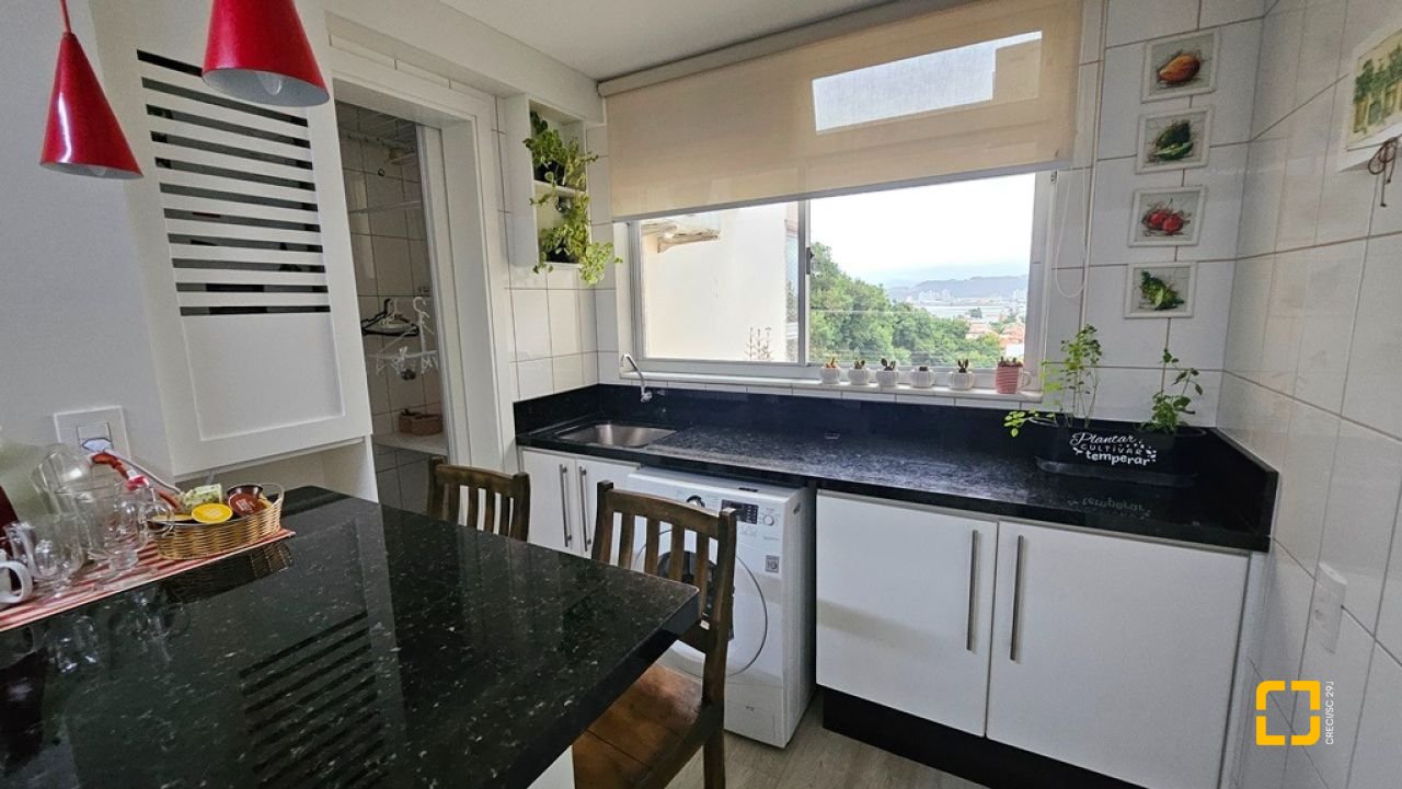 Apartamento com 114m², 4 quartos (sendo 1 suíte), 2 garagens, no bairro Coqueiros em Florianópolis