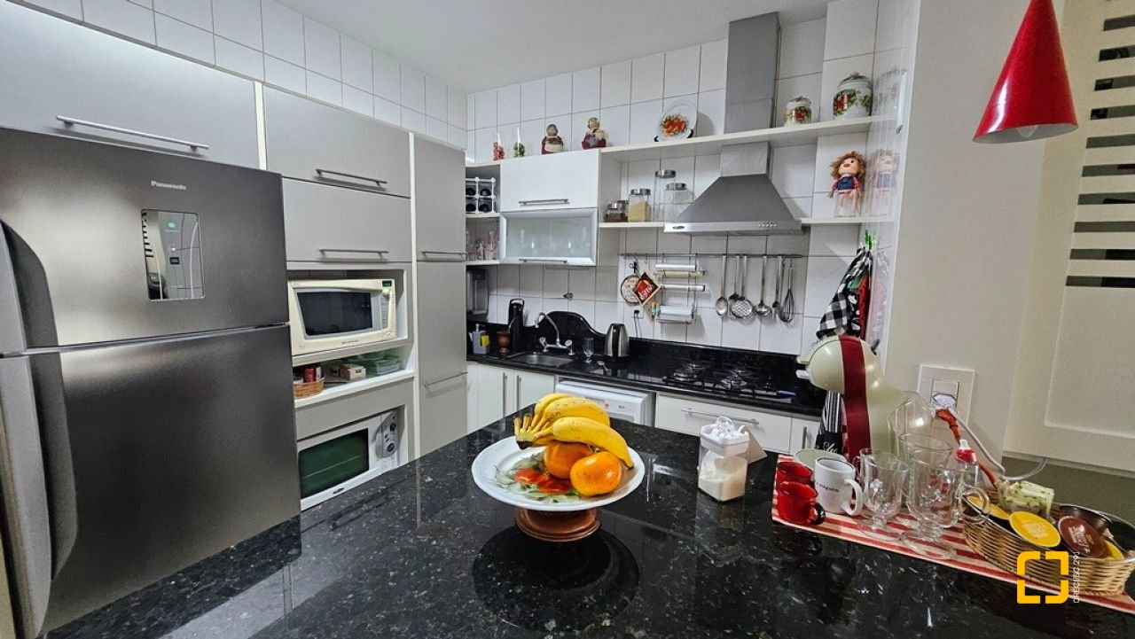 Apartamento com 114m², 4 quartos (sendo 1 suíte), 2 garagens, no bairro Coqueiros em Florianópolis