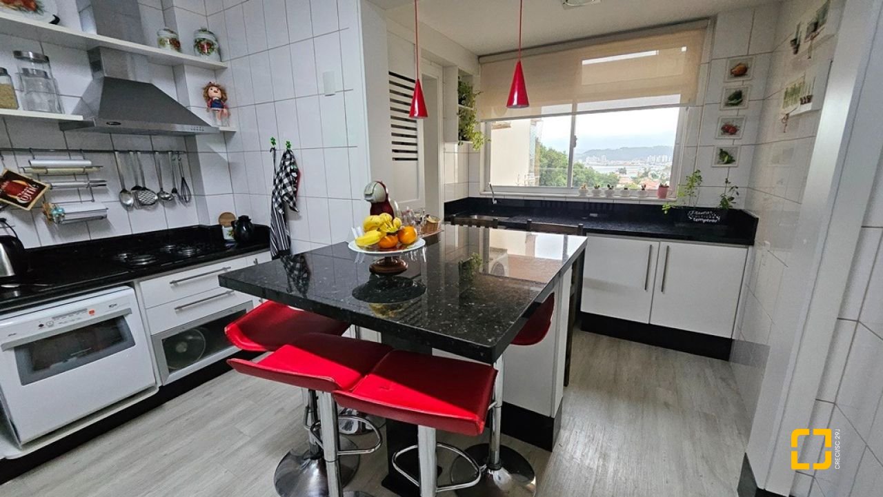 Apartamento com 114m², 4 quartos (sendo 1 suíte), 2 garagens, no bairro Coqueiros em Florianópolis
