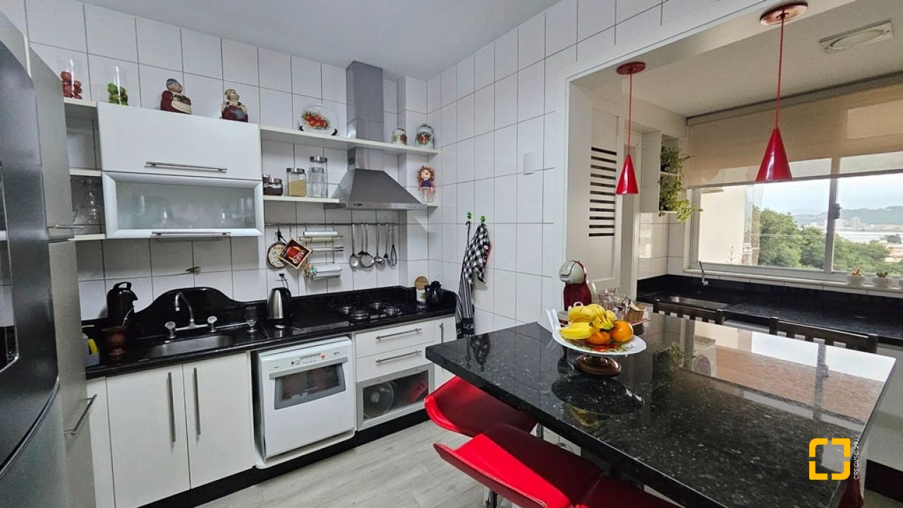Apartamento com 114m², 4 quartos (sendo 1 suíte), 2 garagens, no bairro Coqueiros em Florianópolis