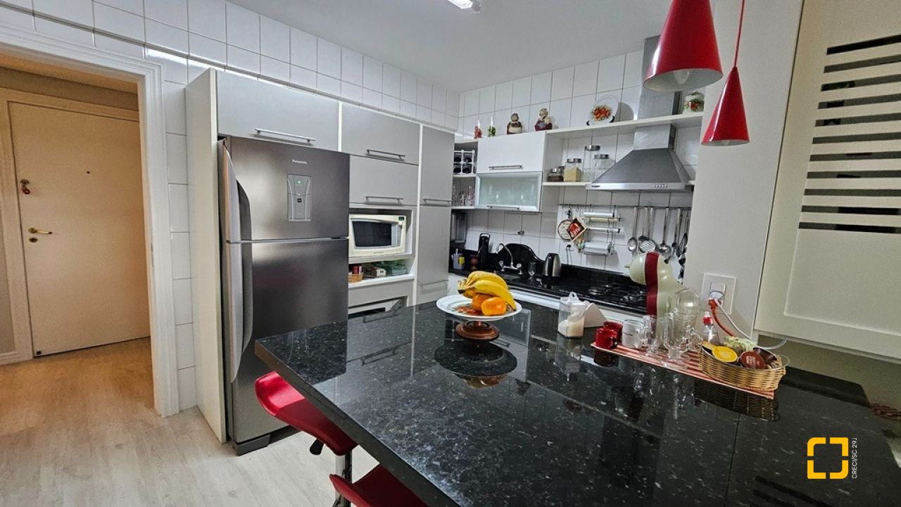 Apartamento com 114m², 4 quartos (sendo 1 suíte), 2 garagens, no bairro Coqueiros em Florianópolis