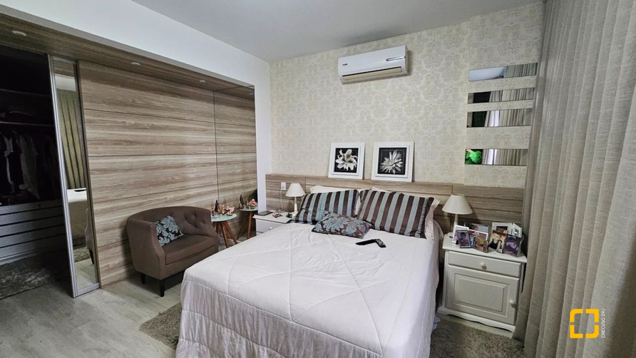 Apartamento com 114m², 4 quartos (sendo 1 suíte), 2 garagens, no bairro Coqueiros em Florianópolis