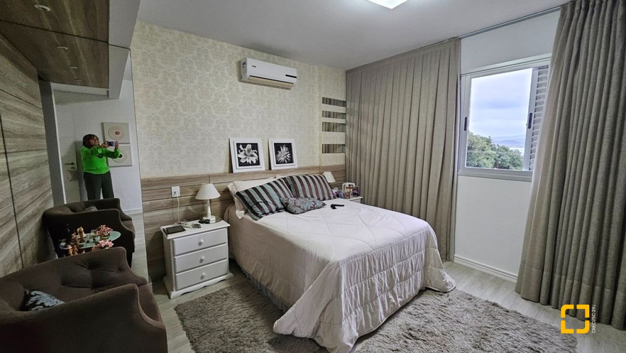 Apartamento com 114m², 4 quartos (sendo 1 suíte), 2 garagens, no bairro Coqueiros em Florianópolis