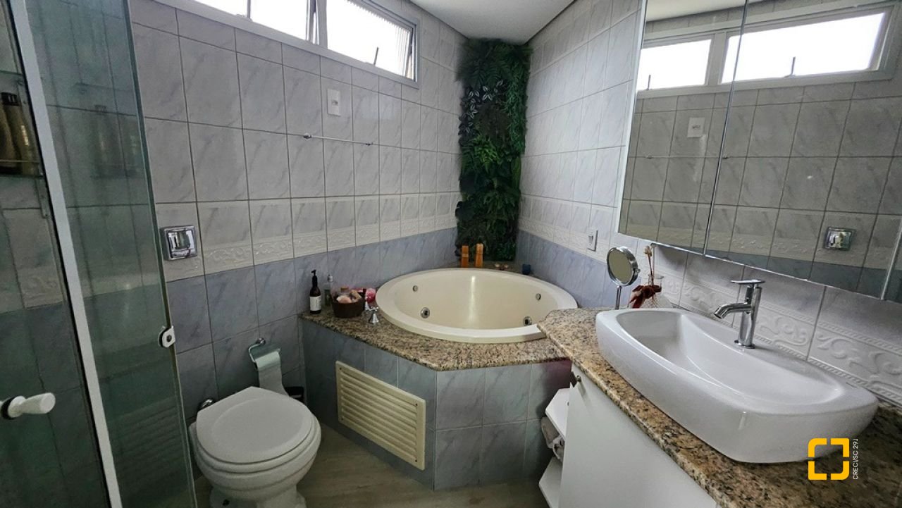 Apartamento com 114m², 4 quartos (sendo 1 suíte), 2 garagens, no bairro Coqueiros em Florianópolis