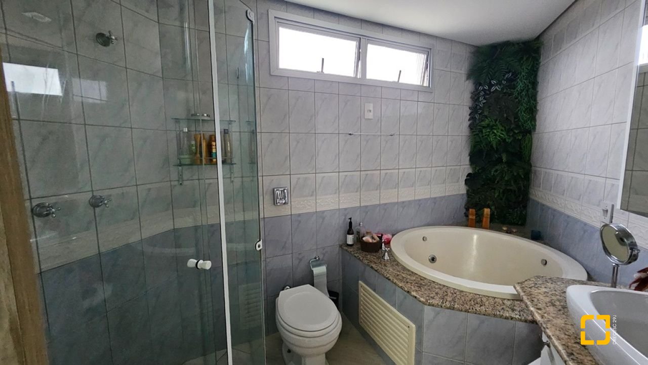 Apartamento com 114m², 4 quartos (sendo 1 suíte), 2 garagens, no bairro Coqueiros em Florianópolis