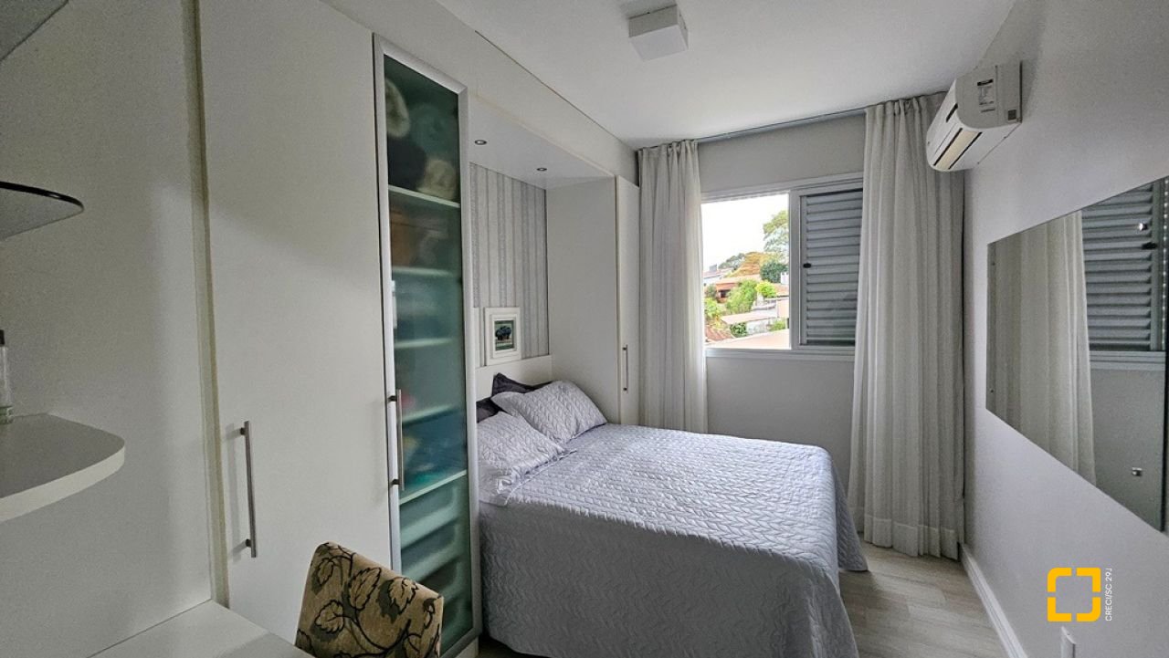 Apartamento com 114m², 4 quartos (sendo 1 suíte), 2 garagens, no bairro Coqueiros em Florianópolis