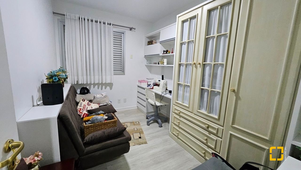 Apartamento com 114m², 4 quartos (sendo 1 suíte), 2 garagens, no bairro Coqueiros em Florianópolis