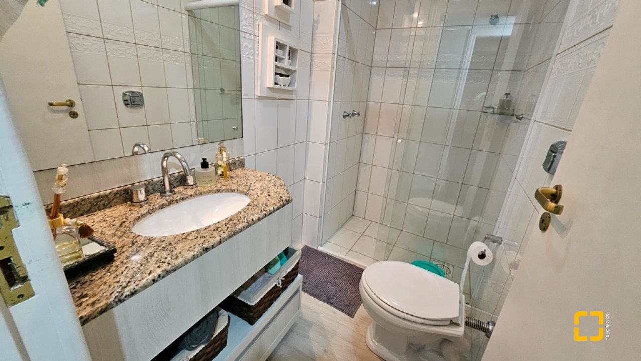 Apartamento com 114m², 4 quartos (sendo 1 suíte), 2 garagens, no bairro Coqueiros em Florianópolis