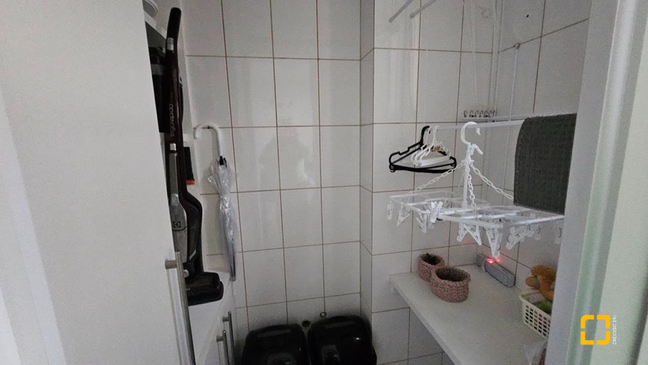 Apartamento com 114m², 4 quartos (sendo 1 suíte), 2 garagens, no bairro Coqueiros em Florianópolis