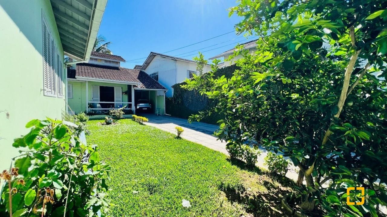 Casa com 200m², 4 quartos (sendo 1 suíte), 2 garagens, no bairro Campeche em Florianópolis