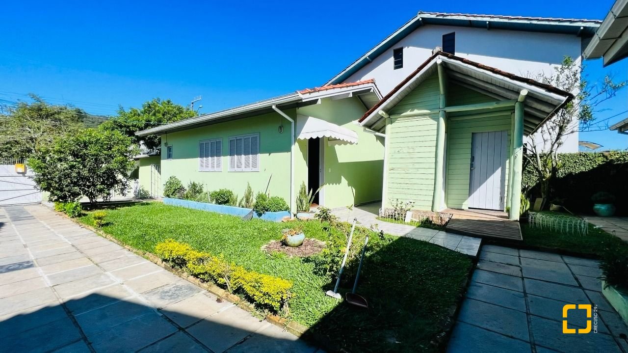 Casa com 200m², 4 quartos (sendo 1 suíte), 2 garagens, no bairro Campeche em Florianópolis
