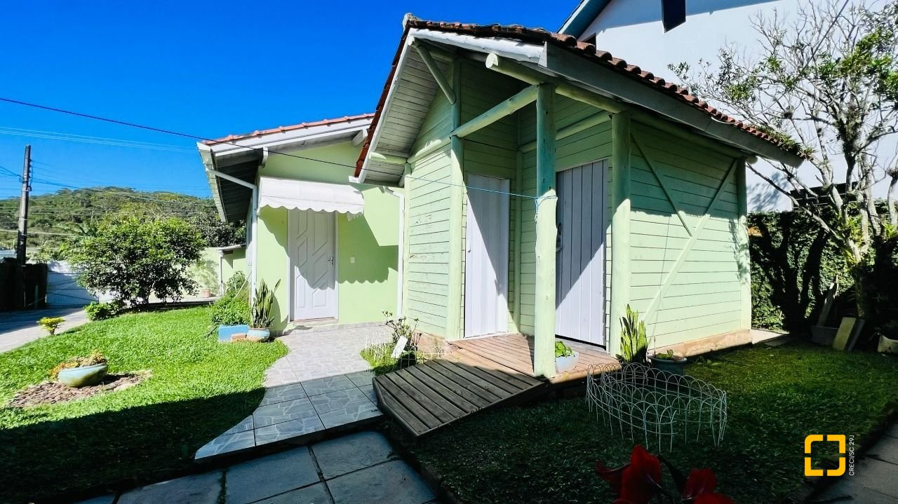 Casa com 200m², 4 quartos (sendo 1 suíte), 2 garagens, no bairro Campeche em Florianópolis