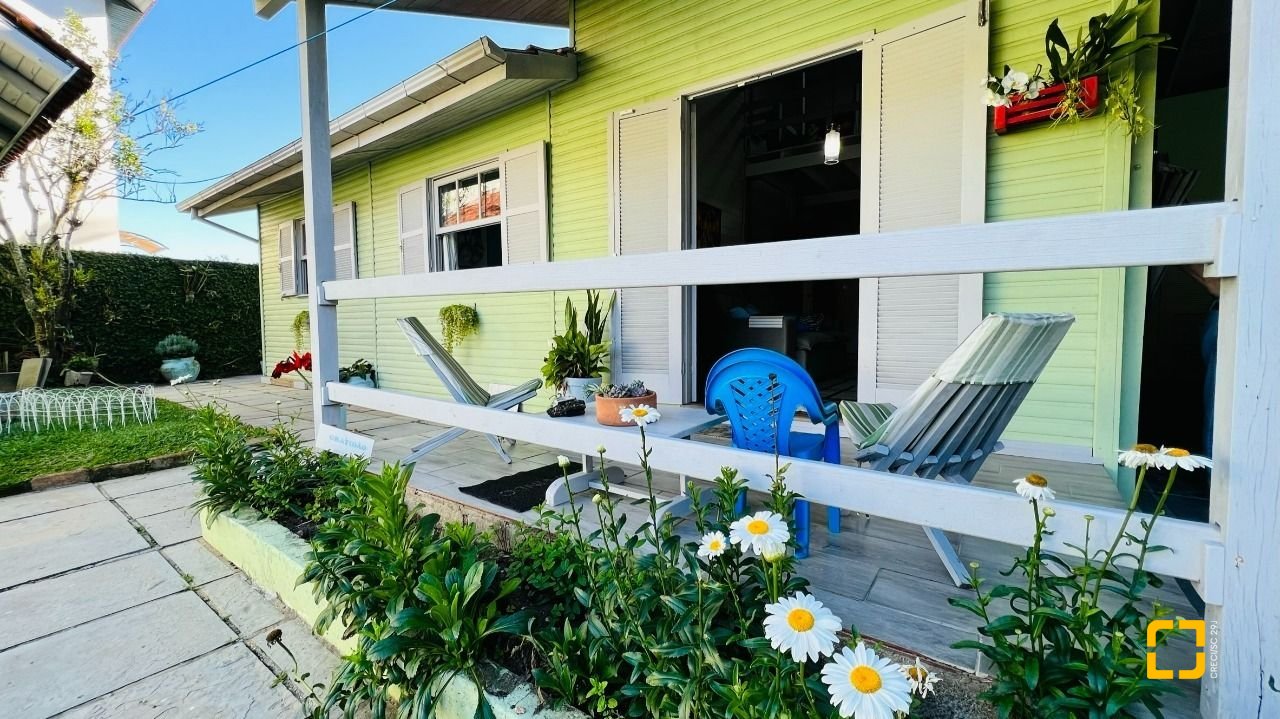 Casa com 200m², 4 quartos (sendo 1 suíte), 2 garagens, no bairro Campeche em Florianópolis