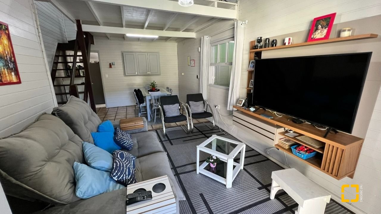 Casa com 200m², 4 quartos (sendo 1 suíte), 2 garagens, no bairro Campeche em Florianópolis