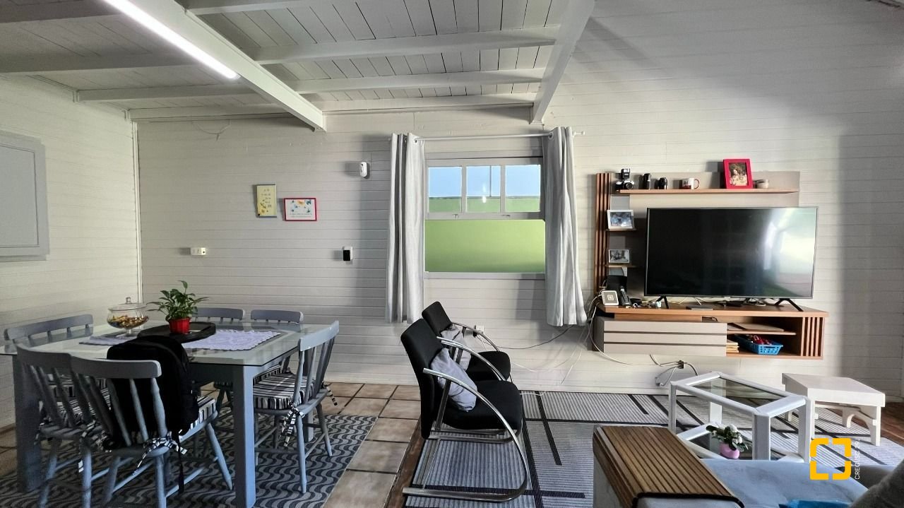 Casa com 200m², 4 quartos (sendo 1 suíte), 2 garagens, no bairro Campeche em Florianópolis