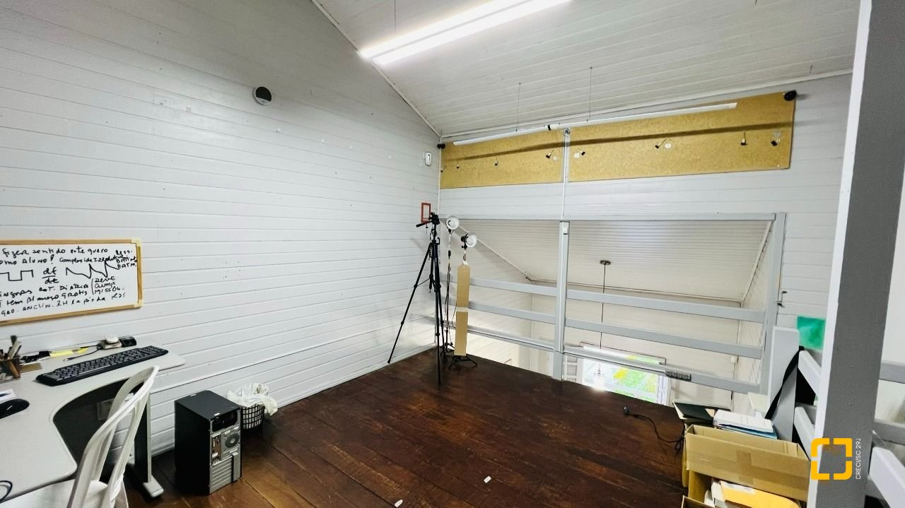 Casa com 200m², 4 quartos (sendo 1 suíte), 2 garagens, no bairro Campeche em Florianópolis