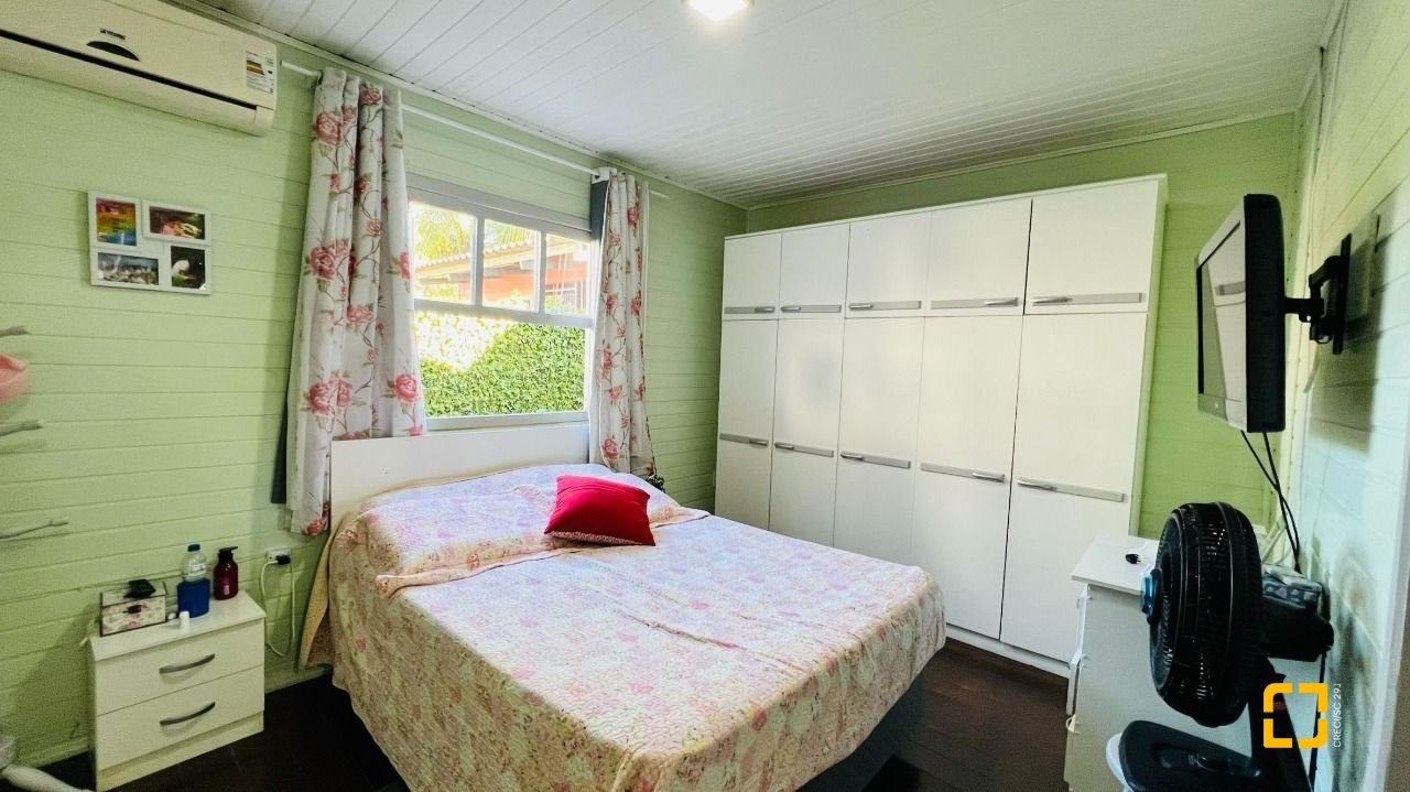 Casa com 200m², 4 quartos (sendo 1 suíte), 2 garagens, no bairro Campeche em Florianópolis