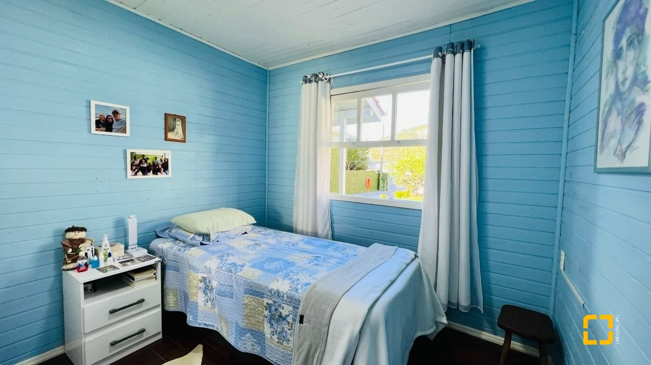 Casa com 200m², 4 quartos (sendo 1 suíte), 2 garagens, no bairro Campeche em Florianópolis