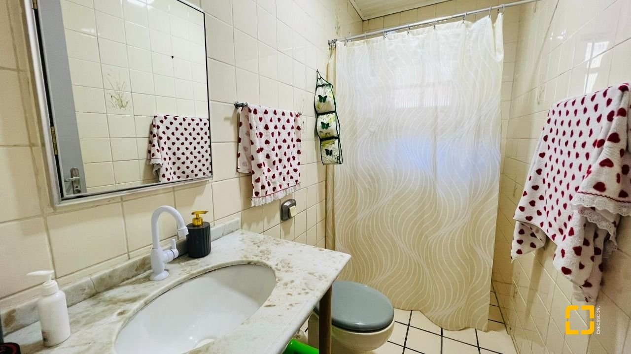 Casa com 200m², 4 quartos (sendo 1 suíte), 2 garagens, no bairro Campeche em Florianópolis