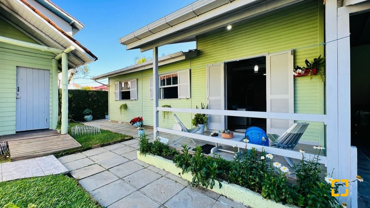 Casa com 200m², 4 quartos (sendo 1 suíte), 2 garagens, no bairro Campeche em Florianópolis