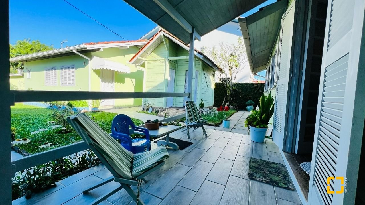 Casa com 200m², 4 quartos (sendo 1 suíte), 2 garagens, no bairro Campeche em Florianópolis