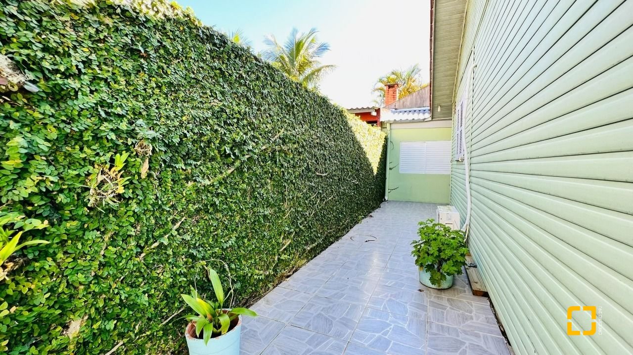 Casa com 200m², 4 quartos (sendo 1 suíte), 2 garagens, no bairro Campeche em Florianópolis